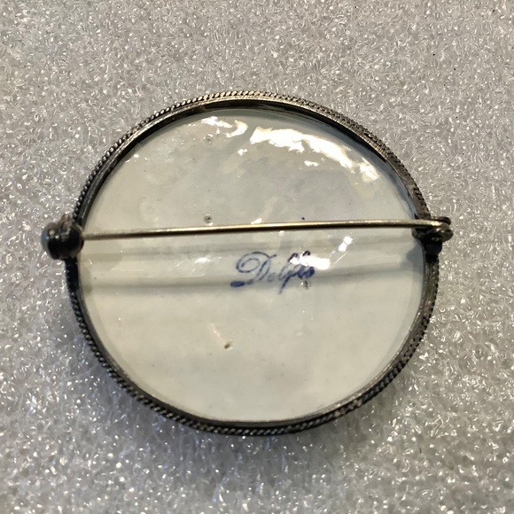 Vintage Delft Blue Porcelain Button Brooch with a Hand-Painted Windmill Scene. - Picture 4 of 7